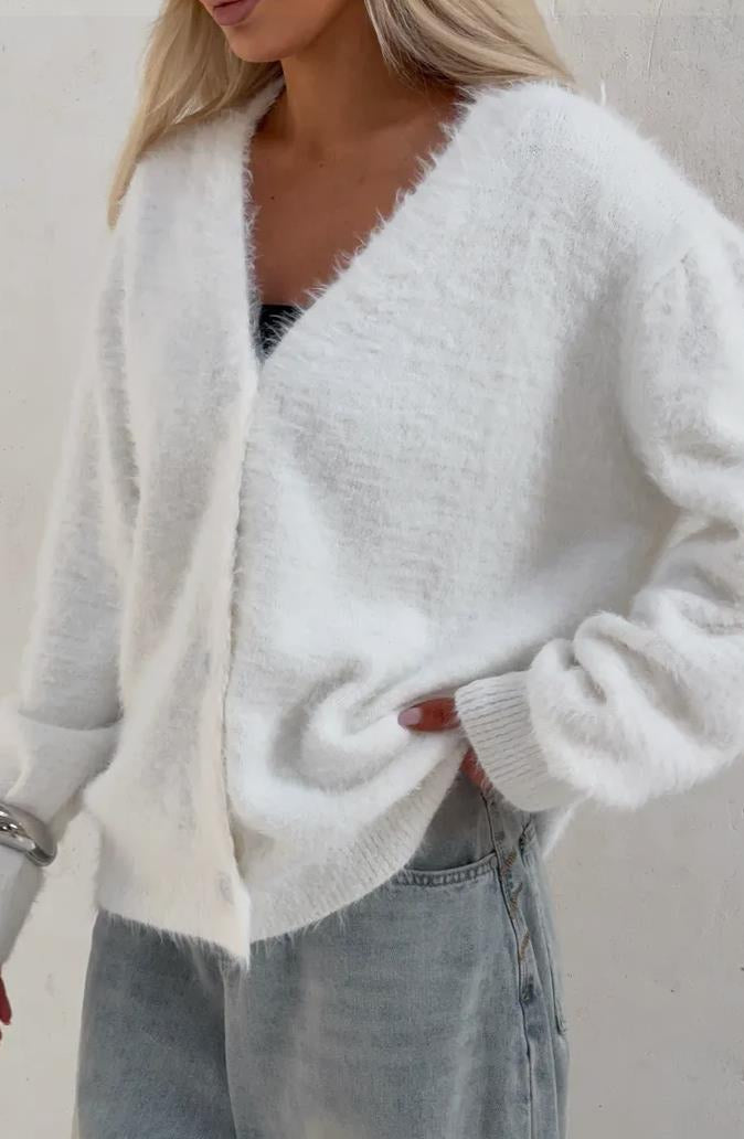 Loose-fitting long-sleeved knit sweater