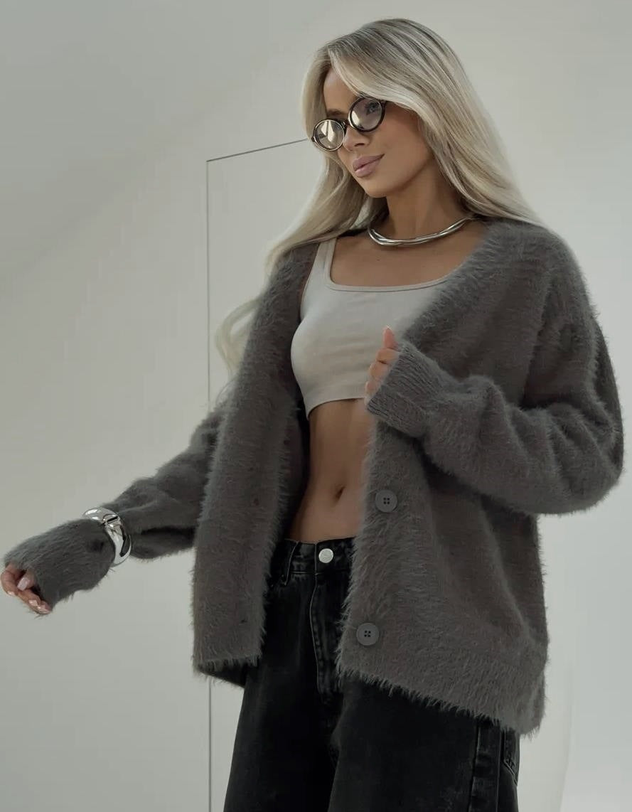 Loose-fitting long-sleeved knit sweater