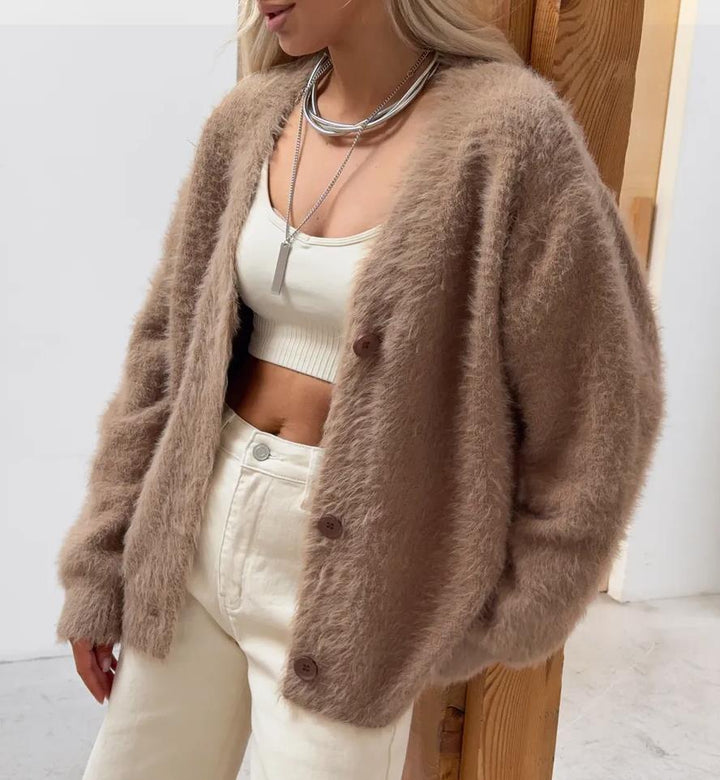 Loose-fitting long-sleeved knit sweater